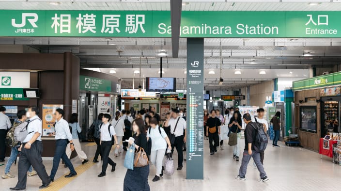 ①JR横浜線相模原駅の南口（改札を出て右）へお進みください。